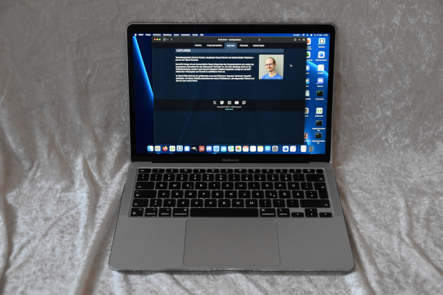 Apple MacBook Air M1 aufgeklappt mit der Entwicklungsversion von Kepuweb